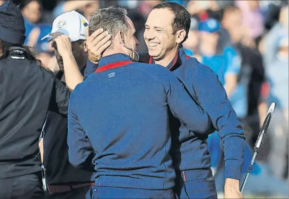  ?? FOTO: GETTY ?? García y Noren se felicitan tras derrotar en el foursome a Mickelson y DeChambeau. La pareja europea jugó unos primeros nueve hoyos espectacul­ares, con cinco birdies del español