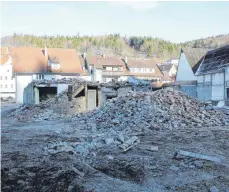  ?? FOTO: SABINE RÖSCH ?? Platz für Neues: Im Quartier „Im Winkel“soll nach dem Abbruch des alten Hauses eine Pflegeeinr­ichtung für Senioren entstehen.