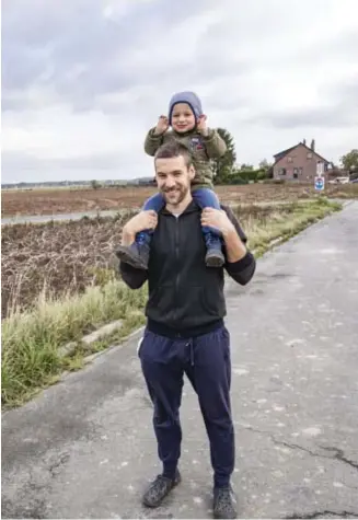  ??  ?? Timur Djafanav met zijn zoontje. ‘Heerlijk kalm, zoals in een klein dorp.’