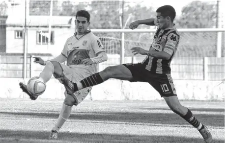  ?? PABLO PRESTI-LA NUEVA. ?? Ramiro Sánchez, de Olimpo, intenta detener el avance de Enzo González (BV). La Loma se quedó con un triunfo valioso.