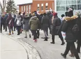  ??  ?? Les citoyens ont défilé devant le campus de l’Université de Moncton à Shippagan. Acadie Nouvelle: Guillaume Cyr