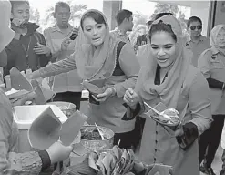  ?? BAGAS BIMANTARA/JAWA POS RADAR MADIUN ?? MAKIN MANTAP: Zulkifli Hasan didampingi Arumi Bachsin di Malang. Foto kanan, Puti (kanan) menikmati sajian nasi pecel di Kota Madiun kemarin (5/2).