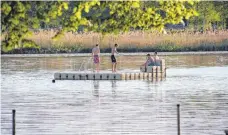  ?? FOTO: HERBERT GUTH ?? Die erst vor zwei Jahren neu angeschaff­te Badeinsel im Lengenweil­er See muss nach der Umwidmung des Sees von einem Naturfreib­ad zu einer Badestelle entfernt werden.