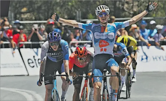  ?? CORTESÍA ?? Final. Oscar Onley (DSM Firmenich) celebra tras ser el más fuerte en la subida a Willunga Hill. En el centro, abriéndose espacio, el ecuatorian­o Jhonatan Narváez, que fue tercero.