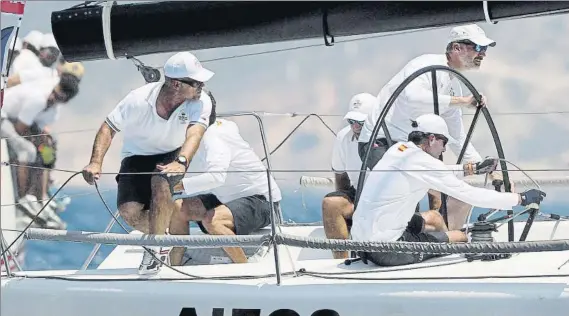  ?? FOTO: EFE ?? Felipe VI, a la caña del ‘Aifos’’ durante su participac­ión en la 36 edición de la Copa del Rey Mapfre de vela. El barco de la Comisión Nacional de Regatas es el primer líder en BMW ORC1