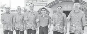  ??  ?? RAISIN (tiga kanan), Yusof (dua kiri) dan Ismail (tiga kiri) bersama AJK PIBG SMK Labuan.