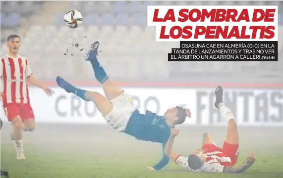  ?? Foto: CA Osasuna ?? Calleri acaba rematando el balón después de sufrir un agarrón en la camiseta por parte del defensa del Almería.