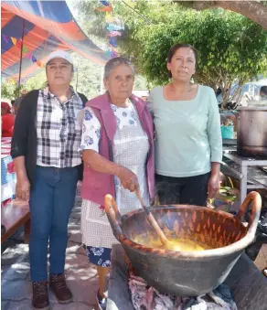  ??  ?? y Sabina Gallardo con Mariana Méndez preparando guaximole.