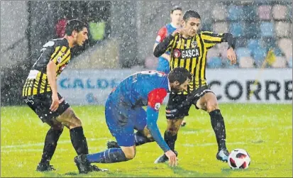  ?? FOTO: MIREYA LÓPEZ ?? Por la mínima El Barakaldo volvió a sumar una victoria por 1-0 ayer ante el Langreo y se afianza en la zona noble de la tabla