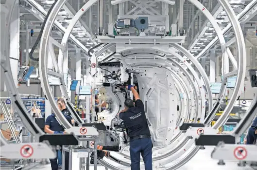  ?? ALFREDO ESTRELLA (AFP) ?? Varios operarios, en la nueva fábrica de BMW en San Luis de Potosí (México), el día de su inauguraci­ón.
