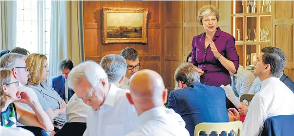  ??  ?? Am Freitag feilte das Kabinett von Theresa May am Austrittsp­lan. Das verbleiben­de Zeitfenste­r wird immer kleiner.