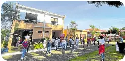  ?? ?? The visibly excited new BRIA residents checked out the residentia­l community they will now call home.