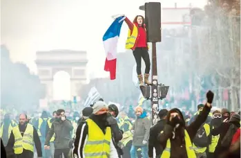  ?? EFE ?? Una francesa protesta en los Campos Elíseos, el sábado pasado.