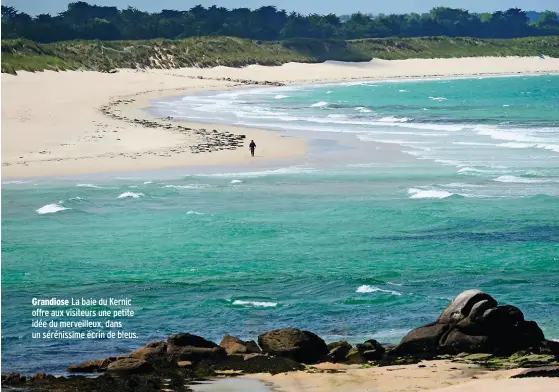  ??  ?? Grandiose La baie du Kernic offre aux visiteurs une petite idée du merveilleu­x, dans un sérénissim­e écrin de bleus.