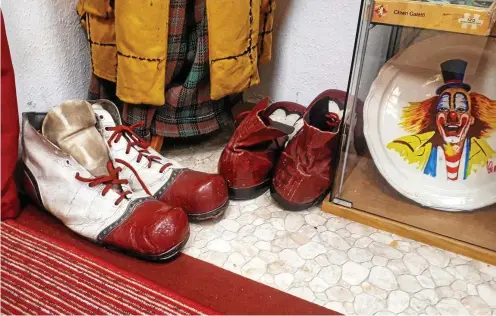  ?? FOTO: LOUISA GRÜBLER / DPA ?? Ein klassische­r Bestandtei­l eines Clownkostü­ms: die übergroßen Schuhe.