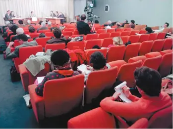  ?? PATRICK HERTZOG AGENCE FRANCE-PRESSE ?? Photo prise en 1991 à l’École nationale d'administra­tion, cette grande institutio­n créée en 1945 par le général de Gaulle pour former la crème des hauts fonctionna­ires et dont les diplômés comptent des noms aussi prestigieu­x que Valérie Giscard d’Estaing, Lionel Jospin, François Hollande et… Emmanuel Macron.