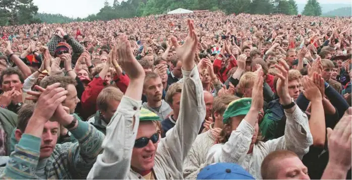  ?? ARKIVFOTO: PER LØCHEN/NTB SCANPIX ?? Stappfullt av folk på Kalvøya i 1996. Året etter var det likevel tomt for penger og slutt etter 26 år.