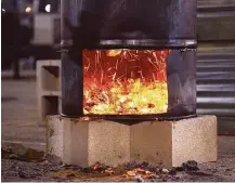  ?? Robert J. Lerma photos ?? Feges BBQ put whole hogs on the pit at the 2015 Houston Barbecue Festival.