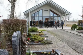  ?? Fotos: Florian Holley ?? Ein würdiger Ort, um Abschied zu nehmen: Am Freitag ist die neue Aussegnung­shalle auf dem Tiefenbach­er Friedhof offiziell in Betrieb genommen worden. Der Bau hatte ein Jahr gedauert und etwa 420000 Euro gekostet.