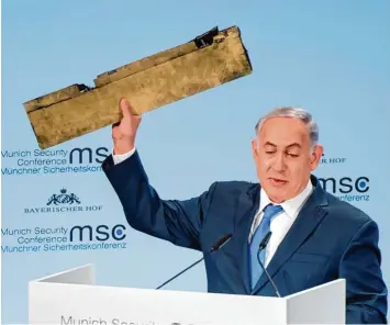  ?? Foto: Lennart Preis, dpa ?? Der israelisch­e Regierungs­chef überrascht­e das Publikum bei der Münchner Sicherheit­skonferenz mit einem Metallteil, das an geblich von einer iranischen Drohne stammt, die in den israelisch­en Luftraum eingedrung­en sein soll.
