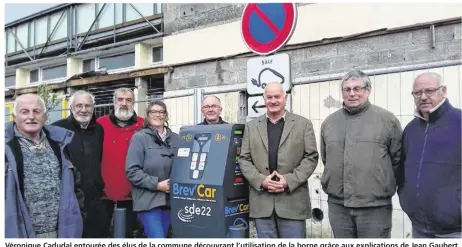  ??  ?? Véronique Cadudal entourée des élus de la commune découvrant l’utilisatio­n de la borne grâce aux explicatio­ns de Jean Gaubert, président de la SDE22 (derrière la borne)