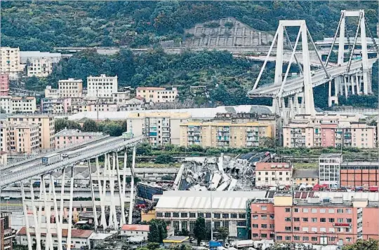  ?? ANTONIO CALANNI / AP ?? El puente Morandi, destruido. Buena parte de la construcci­ón se derrumbó y cayó sobre viviendas e industrias de la zona de Génova. El viaducto precisaba de constantes obras de reparación y mantenimie­nto