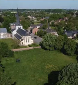  ?? FOTO DICK DEMEY ?? De waarde van de weide achter de kerk wordt geraamd op 16.835 euro of omgerekend 5 euro per vierkante meter.