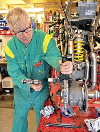  ??  ?? Getting the Izumi chain fitted on the Duke.