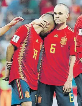 ?? FOTO: SIRVENT ?? Andrés Iniesta consuela a Jordi Alba tras la eliminació­n en el estadio Luzhniki