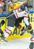  ?? FOTO: DPA ?? Fast nur in der Defensive gegen Kanada: die deutschen Puckjäger um Korbinian Holzer.