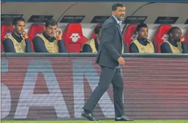  ??  ?? POLÉMICA. Sérgio Conceiçao da instruccio­nes a sus jugadores con Casillas al fondo sentado en el banquillo.