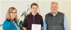  ?? Foto: Marcus Aunkofer ?? Auch in Latein ist Lukas Gehring spitze (von links): Latein Kursleiter­in Maximilian­e Böckh, Lukas Gehring und Schulleite­r Robert Böse.