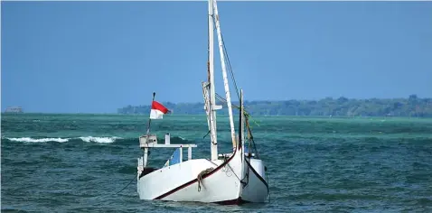  ?? VIVIN AGUSTIN HARTONO/JAWA POS RADAR MADURA ?? BARANG BUKTI: KM Amin Jaya berada di pantai Desa Romben Barat, Kecamatan Dungkek, Sumenep. Kondisi kapal rusak berat dan ditarik ke pantai.