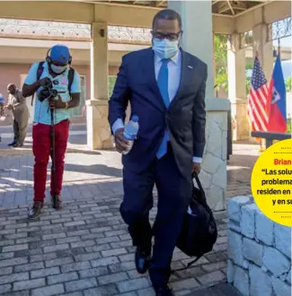  ?? EFE ?? El subsecreta­rio de Estado Brian Nichols llegó ayer a Puerto Príncipe.
Brian Nichols