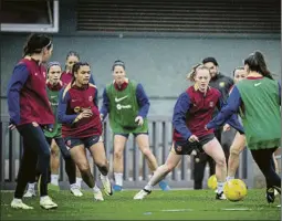  ?? FOTO: FCB ?? El FC Barcelona se ejercitó ayer bajo la lluvia antes de viajar a Donosti