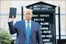  ?? PATRICK SEMANSKY / AP ?? Biblia en mano
El presidente de EE.UU., Donald Trump, el lunes ante la iglesia de Saint John (Washington), en zona de protestas contra el racismo