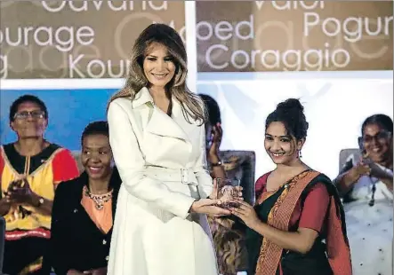  ?? WIN MCNAMEE/GETTY IMAGES/AFP ?? Melania Trump lliura un dels premis Dona de Coratge a Sharmin Akter, de Bangla Desh