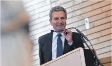  ?? FOTO: BARBARA SOHLER ?? Der frühere Ministerpr­äsident und jetzige EU-Kommissar Günther Oettinger spricht in der Gemeindeha­lle in Wolfegg.