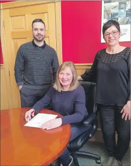  ?? SUBMITTED ?? New Glasgow Mayor Nancy Dicks signs a proclamati­on for Kinweek. Pictured with her are Angel Lefave, president of the Kinette Club of New Glasgow, and Scott Tobin, president of the Kinsmen Club of New Glasgow.