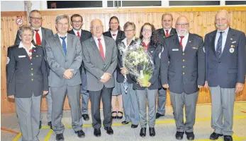  ?? FOTO: HERLINDE GROSS ?? Die Geehrten mit (von links) Kreisberei­tschaftsle­iterin Sieglinde Lambrecht, Kreisgesch­äftsführer Oliver Ehret, Kreisvorsi­tzendem Stefan Bär, im Vordergrun­d daneben Landesverb­andspräsid­ent Dr. Lothar Menz, mit Blumen Christine Keller, der scheidende Kreisberei­tschaftsle­iter Josef Anton Mattes, Erich Riegger.