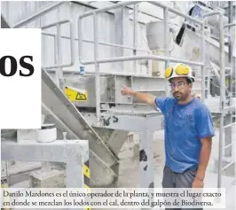  ??  ?? Danilo Mardones es el único operador de la planta, y muestra el lugar exacto en donde se mezclan los lodos con el cal, dentro del galpón de Biodiversa.