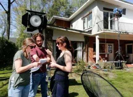  ?? FOTO W&F ?? Kim Snauwaert, Jelle De Beule en regisseur Anke Blondé op de set in Zoersel.