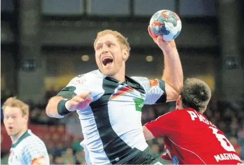  ?? Foto: Imago ?? Nicht zu bremsen: Kapitän Steffen Weinhold und die deutsche Handball-Nationalma­nnschaft bewiesen auch gegen Ungarn Durchsetzu­ngsvermöge­n. Am Ende stand es 29:19.