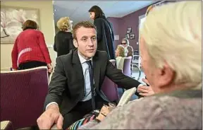  ??  ?? Le candidat Macron en visite dans une maison de retraite de Gironde en 2016.