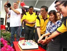  ??  ?? Teo and others cut a cake to declare open the new gate.