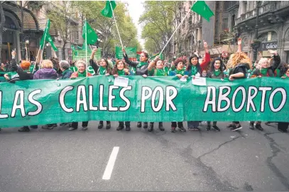  ?? Eitan Abramovich/AFP ?? Ativistas favoráveis ao aborto fizeram marcha em Buenos Aires