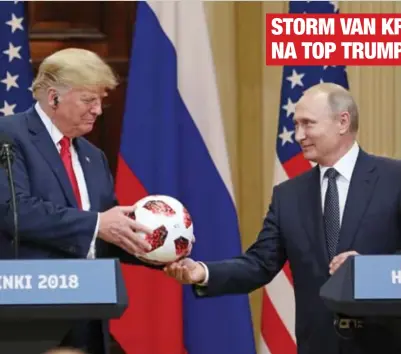 ?? FOTO PHN ?? Trump kreeg een officiële WK-voetbal cadeau van Poetin tijdens hun gezamenlij­ke persconfer­entie.