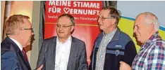  ?? Foto: Gerrit R. Ranft ?? Genossen unter sich: (von links) Kreisvorsi­tzender Karl Heinz Brunner, der baden württember­gische SPD Fraktionsc­hef Andreas Stoch, der Pfuhler Ortsvorsit­zende Rudolf Erne und sein Neu Ulmer Kollege Erich Krnavek.