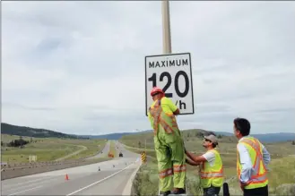  ?? Ministry of Transporta­tion file photo ?? Then-transporta­tion minister Todd Stone watches crew members post a new speed limit sign on the Coquihalla Highway near Kamloops on July 2, 2014. Four years after the former Liberal government raised speed limits on B.C. highways, the NDP government is lowering them on some highways where speed-related collisions increased. The Coquihalla isn’t one of those highways, so the 120 km/h speed limit stays.