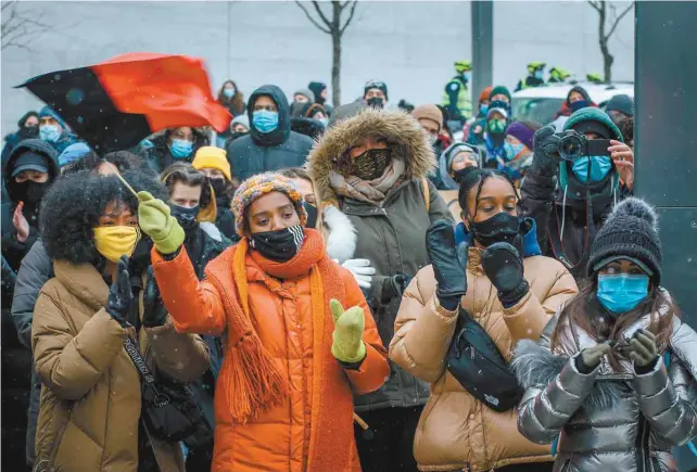 ?? VALÉRIAN MAZATAUD LE DEVOIR ?? Environ 200 personnes se sont déplacées devant le quartier général du SPVM, à Montréal, dimanche, pour dénoncer l’arrestatio­n et la détention de Mamadi Camara.